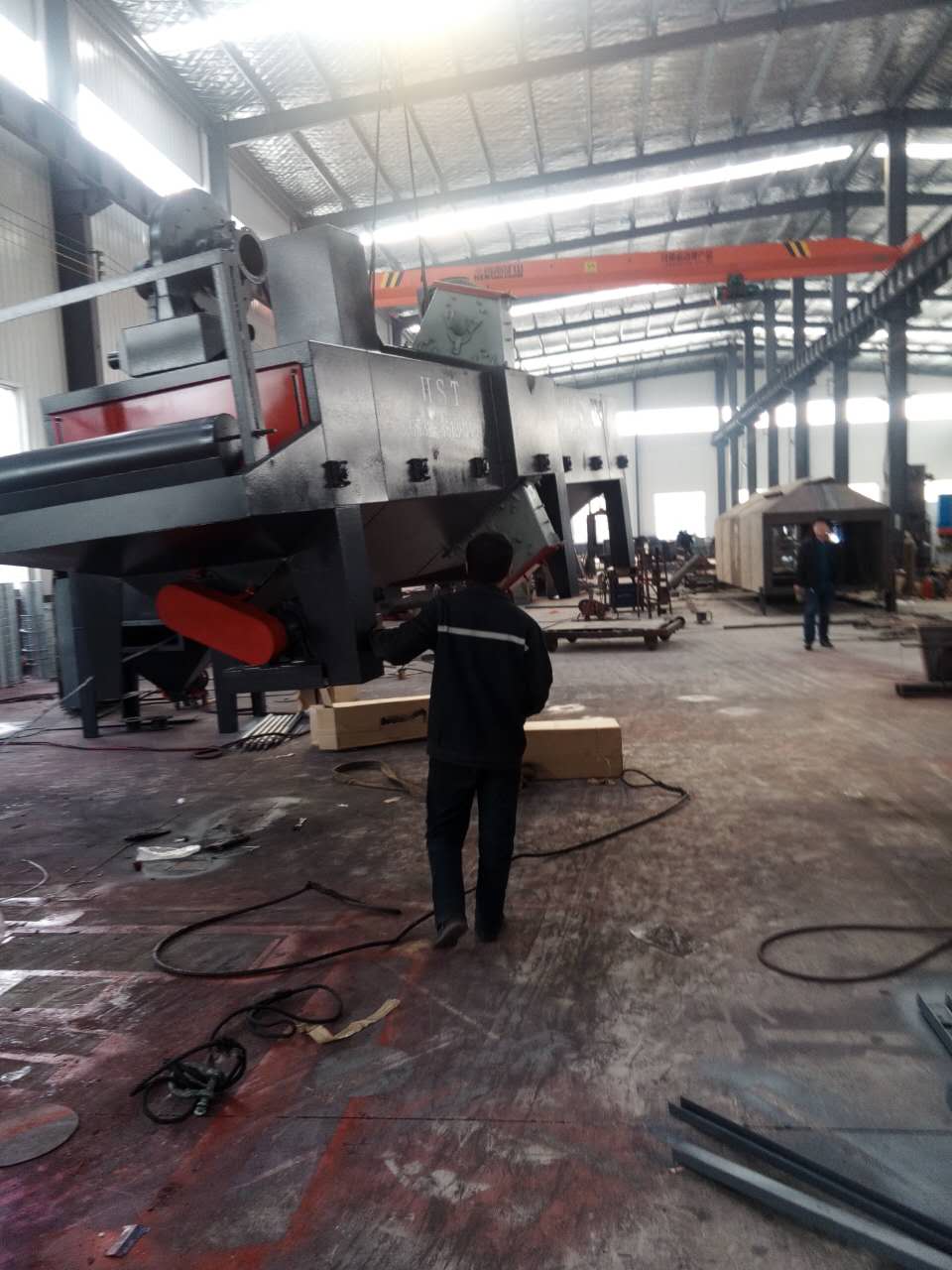 通過式拋丸清理機發往膠州的裝貨現場 通過式拋丸清理機發往膠州的裝貨現場